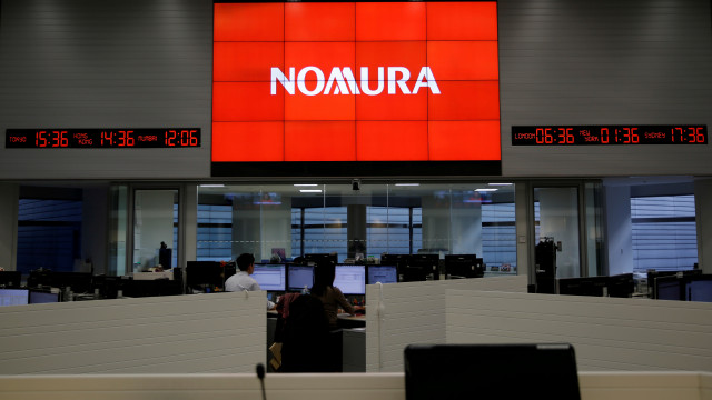 Nomura biedt zijn eerste bitcoin-derivaten aan, net zoals cryptomarkten tuimelen