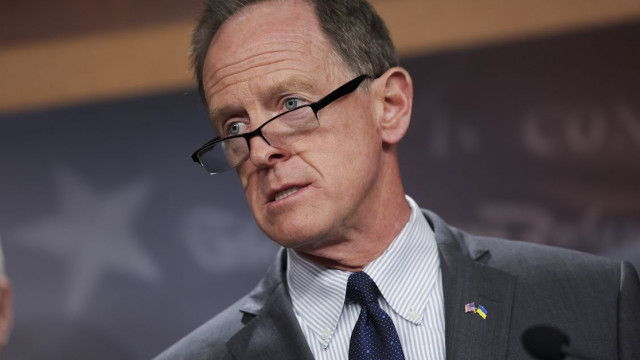 Sen. Pat Toomey, de hoogste Republikein van de Banking Committee, wil niet dat door activa gedekte stablecoins aangetast worden door het UST-drama.